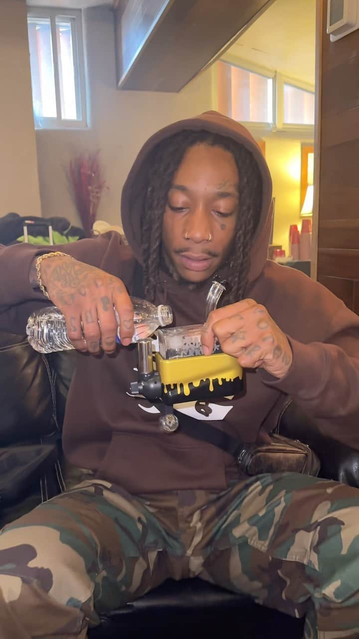 ウィズ・カリファのインスタグラム：「TAYLOR GANG LUNGS  GOOD TRIP TOUR✌🏾🍄💜🤘🏽☮️😂😎💨」