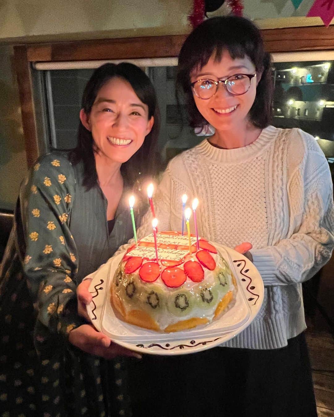 のインスタグラム：「昨日の誕生日は久しぶりにちょっと賑やかにお祝いして頂きました🎂 ありがとうございます💕 人に会えるって嬉しいですね。 これからもご縁を大切に、たくさん笑って、たくさんお仕事して、生き生きと生きていけたらと思います✨」