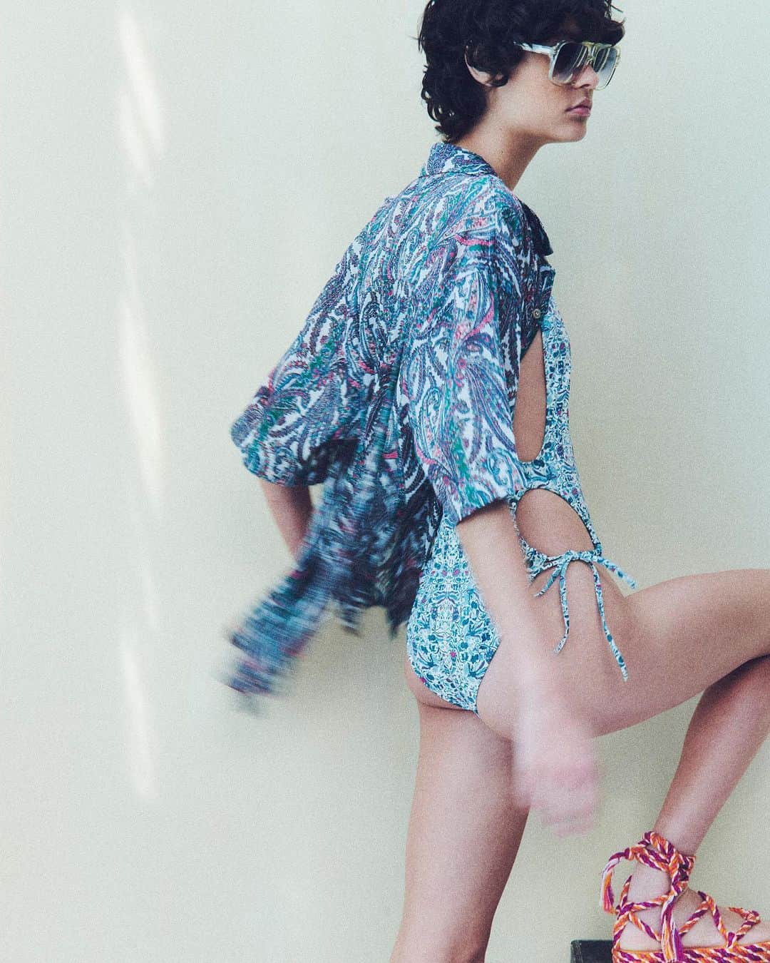 イザベルマランのインスタグラム：「A Mediterranean holiday. Step into summer with the new La Rivieria capsule: explore the collection via link in bio.  Photographed by @pablodiprima   #IsabelMarantSS23 #IsabelMarant」