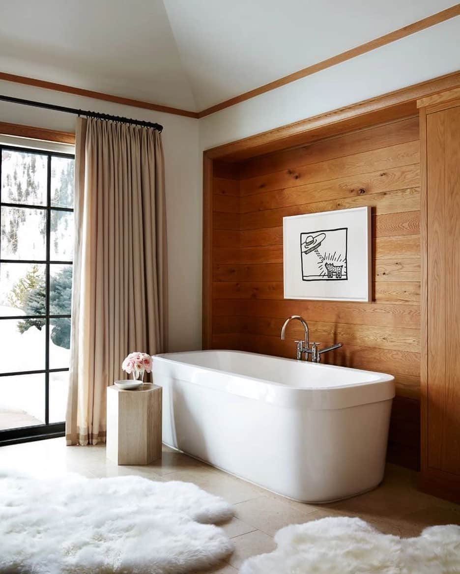 Homepolishのインスタグラム：「A perfect mix of cool and warm in this beautiful bathroom designed by Sandra Nunnerley; as featured in #archdigest photo by Stephen Kent Johnson styling by Michael Reynolds  @sandranunnerley @stephenkentjohnson @michaelreynoldsnyc   #bathroomdesign #woodpaneling #cozychic #designinspiration #interiordesign #joinfreddie」
