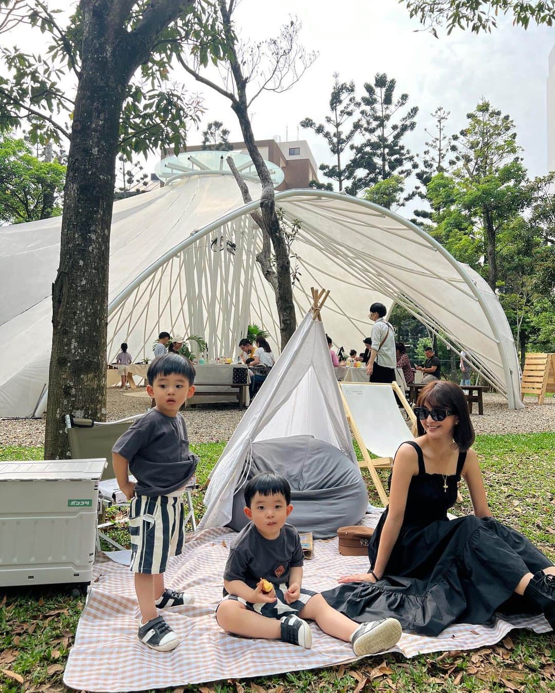 Kerinaのインスタグラム：「跟朋友相約遛小孩💗 果然兩隻只要有出門走走 晚上一躺上床沒多久就自動斷電了✌🏻  之前就有把這裡存在口袋名單 剛好趁著有野餐活動一起來玩 館內有幾個有趣的DIY互動體驗 但我家兩隻還不太受控😂 很推薦可以帶大一點的小孩來玩唷  洋裝 @anirek_official  項鍊 @lesnereidesparis @lesnereides_taiwanofficial  #作繪來野餐  #雄獅文具想像力製造所」