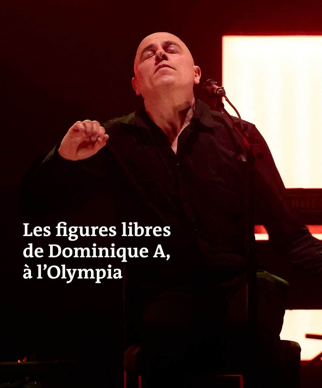 ルモンドのインスタグラム：「« Mon stage d’initiation au patinage artistique n’ayant pas été couronné de succès, j’ai renoncé et je suis revenu à mon activité principale… » La soirée débute sous les meilleurs auspices puisque le chanteur met les rieurs de son côté en ironisant sur les accidents de la vie. Dominique A retrouvait pour la troisième fois l’Olympia parisien, mercredi 19 avril, et c’est peu de dire qu’il rongeait son frein depuis la fin des confinements. Las, il a dû patienter encore : ce concert prévu en janvier a été reporté, comme d’autres dates, après une fracture provoquée par une vilaine chute sur le verglas nantais. « Je suis énervé, trois mois de latence, ça ne me réussit pas du tout », prévient-il, prêt à en découdre dans le temple du music-hall, une histoire française dans laquelle il s’inscrit : par la gestuelle d’albatros ample et saccadée, l’habit noir et une lumineuse sobriété, tout en néons et carrés de couleurs.  Privé de scène comme ses pairs, Dominique A n’a pas chômé dans l’intervalle : il a publié son premier recueil de poèmes, Le Présent impossible (2022, L’Iconoclaste), son septième livre tout de même, s’est glissé dans le rôle du conteur du Pierre et le Loup, de Prokofiev, a interprété trois chansons inédites de Serge Rezvani pour l’album Chansons pour Lula (Productions Jacques Canetti/Because) et offert en septembre 2022 un quinzième disque studio, Le Monde réel, augmenté cinq mois plus tard d’un mini-album de huit titres, Reflets du monde lointain. En confirmant que, depuis son sacre tardif aux Victoires de la musique, en 2013, celui qui a grandi dans le mal-être de la cold wave a basculé du côté clair de la chanson. - Vous avez lu 40% de cet article. - Photo : Dominique A en concert au théâtre de Béthune (Pas-de-Calais), le  6 avril 2023. Ludovic Maillard / PHOTOPQR/VOIX DU NORD/MAXPPP -  #dominiquea #lolympia」