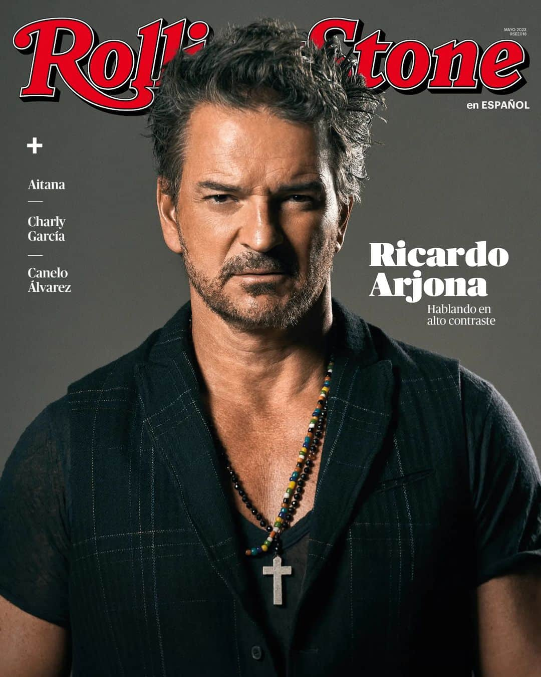 リカルド・アルホナのインスタグラム：「#RSEE018 | “Díganme qué hay que hacer, para no hacerlo”, parece ser el lema de Ricardo Arjona, y con ese espíritu el guatemalteco lleva casi cuatro décadas de una carrera muy exitosa.  Arjona dice lo que piensa, y lo dice con un estilo muy particular que le ha llevado a vender millones de discos y a llenar estadios en la mitad del planeta.  En esta entrevista repasa su historia, fija posiciones, y deja ver con claridad el carácter que se necesita para alcanzar lo que él, una de las más grandes figuras de la música iberoamericana, ha conseguido. También nos habla de su exitosa gira 'Blanco y Negro: Volver' de la mano de @LoudLiveEntertainment, sumando varios sold out en más de 29 fechas en Estados Unidos, más su pasada por 15 ciudades en Argentina, Uruguay y México.   🔗 Sigue la historia de portada en el link de la bio.   Historia: Ricardo Durán.  Fotografía: Ricardo Calderon (@hyperlab). Producción: Adrian Pacheco (@adrianopolus). Maquillaje: Carmen Ayala (carmen07ayala). . . . #RollingStoneEnEspañol #RollingStone #RicardoArjona #Arjona #Música #Iberoamérica #EstadosUnidos #BlancoYNegroVolver #Guatemala #Latinoamérica」