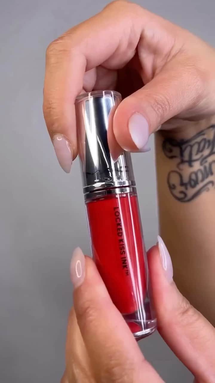 M·A·C Cosmetics BRのインスタグラム：「O vício em ASMR é real e no novo batom Locked Kiss Ink também 💋 Luxuoso e ousado para as 24h de durabilidade que você merece, tornando qualquer saída um verdadeiro evento 💫  Cor do vídeo: Locked Kiss Ink Gutsy  #Regram: @maccosmeticsuk   #ParaTodoMundoVer: no vídeo aparece o batom Locked Kiss Ink de embalagem transparente com tampa prateada, sendo segurado nas mãos de uma modelo, que abre o produto e mostra seu pincel, aplicando o batom em um tom vermelho vibrante no dorso da mão.   #MACLockedKissInk #batomMAC」