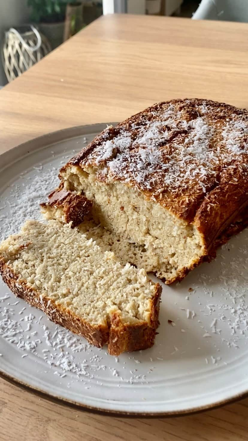 マチルド・ベセーラのインスタグラム：「• Moelleux pour Coconut Lovers 🥥💛 • ➡️ Un sunday cake aussi moelleux que gourmand qui va parfumer ta maison et enflammer tes papilles !!! 🤤  🚫 Gluten 🚫 Lactose 🚫 Sucre raffiné ⤵️ IG bas  📝 𝗜𝗻𝗴𝗿𝗲𝗱𝗶𝗲𝗻𝘁𝘀 4 gros oeufs ou 5 moyens 75 g de farine de coco 75 g de poudre d’amandes 75 g de farine de petit épeautre (ou riz complet) 75 g de noix de coco râpée (+ pour le décor) 150 g de compote de pommes sans sucre ajouté 330 g de lait de coco 50g de sucre de coco ½ ccde sel 1 cc de poudre à lever (ou levure sans gluten)  🥣 𝗣𝗿𝗲𝗽𝗮𝗿𝗮𝘁𝗶𝗼𝗻  1. Préchauffez votre four à 180°C. 2. Mélangez les aliments secs 3. Ajoutez les oeufs, la compote puis intégrez le lait de coco 4. Mélangez bien et versez la préparation dans un moule à cake légèrement huilé.  5. Faites cuire le cake pendant 50 minutes à 180°C (il doit avoir un peu gonflé et avoir une jolie couleur dorée). Démoulez et laissez refroidir sur une grille.  Bonne dégustation ! 😉  Inspiration recette @passionnutrition 🙏🏻  #recettehealthy #sansgluten #sanslactose #coconutbread #cocolovers #coco #sanssucre #igbas  #healthyfood #naturopathie #gourmand #sante #prendresoindesoi #alimentationsaine」