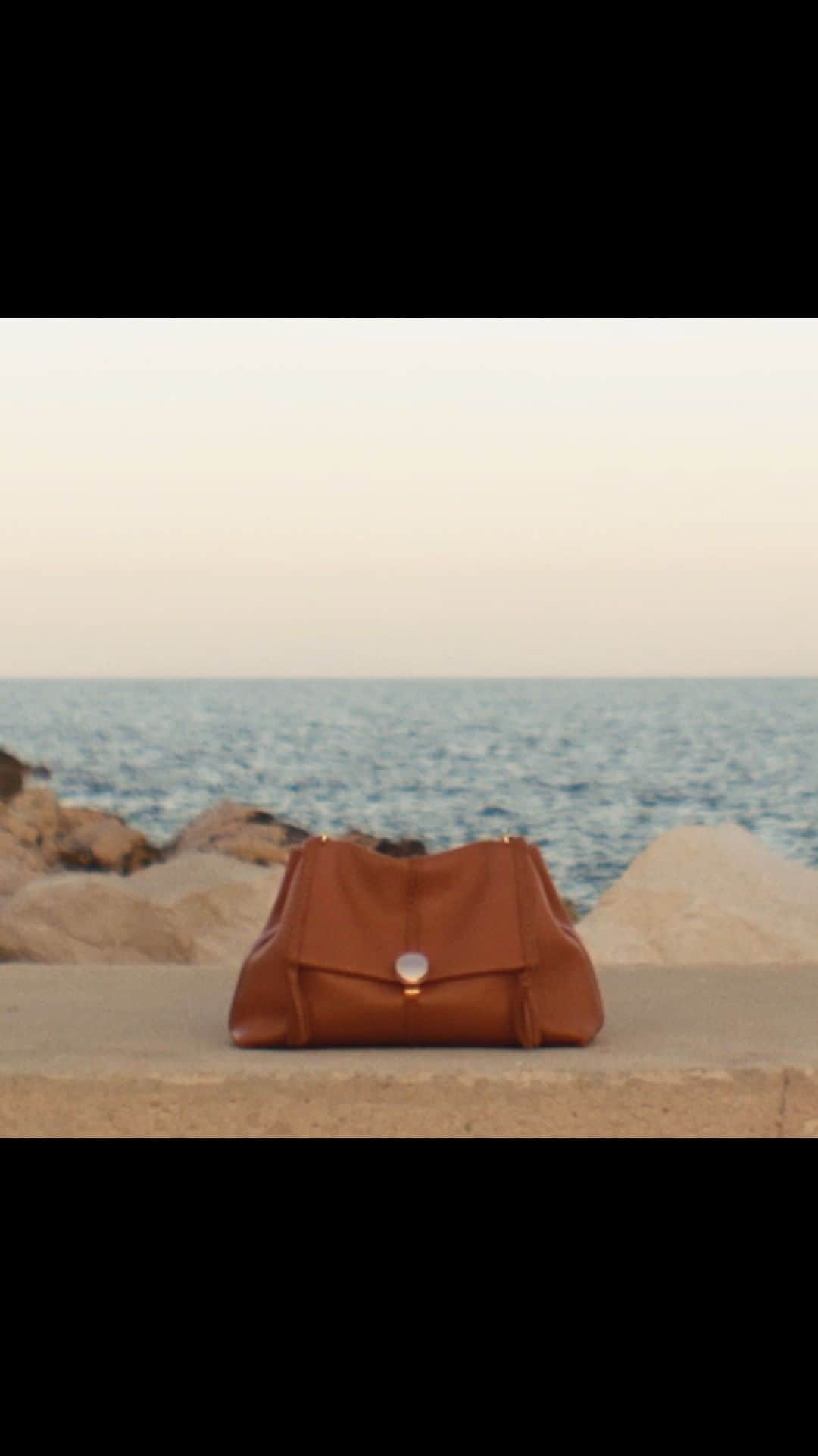 のインスタグラム：「Leather braiding along the seams and edges of the Penelope shoulder bag emphasise its slouchy silhouette. As seen through the lens of photographer @colin_dodgson.​  #ChloeSS23」
