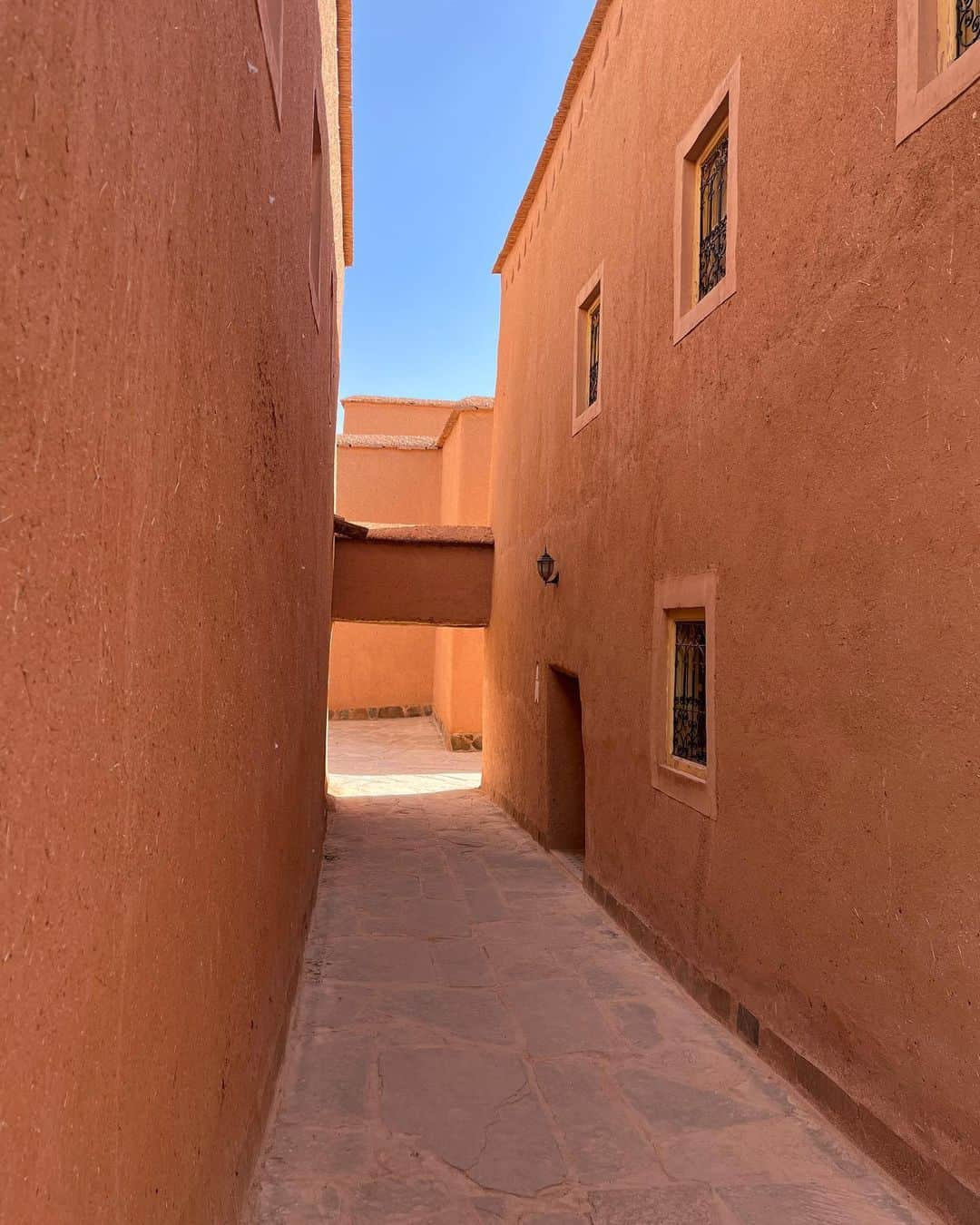 デレクラムのインスタグラム：「Beauty everywhere: the naturally lit tones of Ouarzazat, Ouarzazate, Morocco.​​​​​​​​​  Photo: @alfonsggarrido」