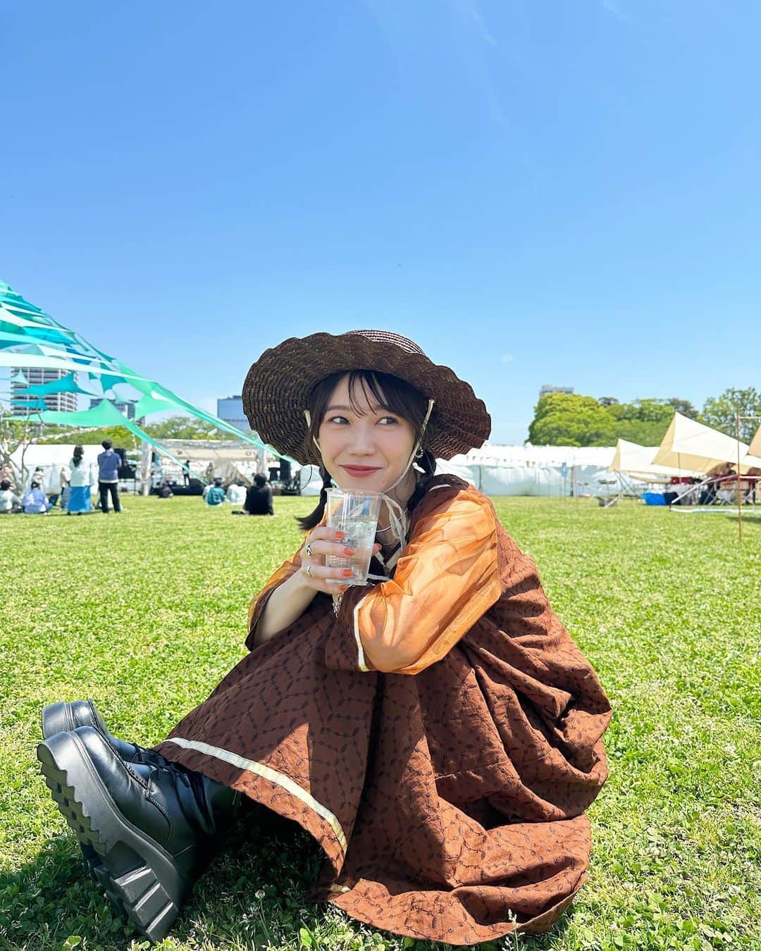 黒田りさのインスタグラム：「🏕️🫧🎶🍸🍜  今年もGGBCへ行ってきました🥺🫶 青空、小春日和の中、美味しいお酒にご飯、何よりも生のいい音楽をのんびり楽しめて最高に贅沢でしあわせな時間を過ごせました🤍  二の腕が夏休みにプール行ったみたいに真っ赤に日焼けしてしまったけど、これも思い出😽👒🫧  明日からもがんばれますっ🫶  シタデルのお酒でほろ酔いして、カレーとアイス食べて、お友だちにもたくさん出逢えてうれしかった🥰  パワフルなキャンジョの2人と写真✌️🌈そして、磯野くんさんのライブを真剣に聞いてるゆっこと、全然おしゃれに音に乗れない私の動画がラストにあるからよかったらわらってね🫨🤍  #GGBC#福岡フェス#音楽フェス#福岡野外イベント#福岡イベント」
