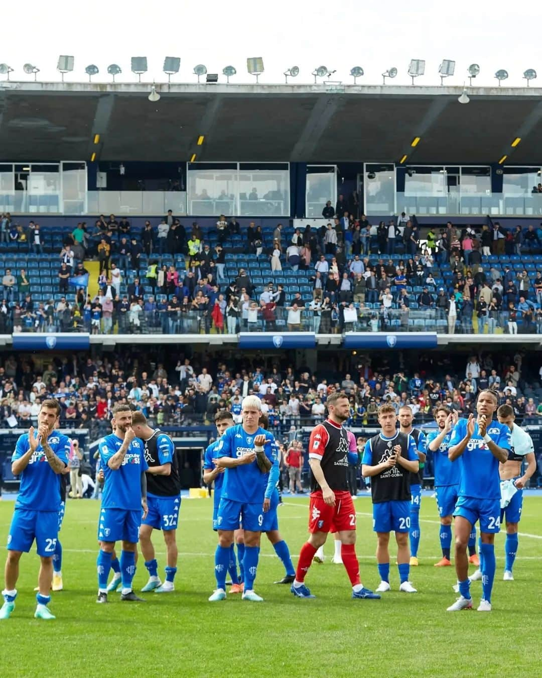 エンポリFCさんのインスタグラム写真 - (エンポリFCInstagram)「📸👏🙏😥 #EmpoliInter  #StadioCastellani #Empoli #SerieA #AvantiAzzurro #EmpoliFootballClub #EmpoliFC #EmpoliFC1920 #InstaEmpoli #InstaAzzurri #InstaEFC」4月24日 0時09分 - empoli_fc_official