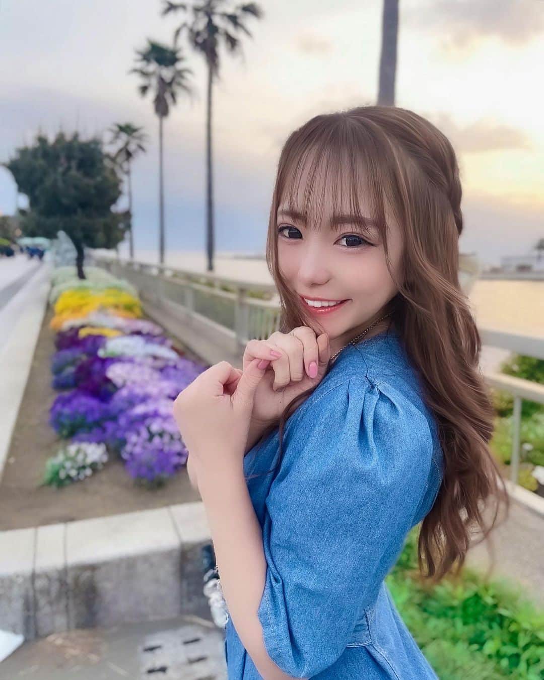 のインスタグラム：「. . 友達がめっちゃいい写真撮ってくれたから プロフィール画像変えました💙 . 江の島楽しかった〜😍✨ . . . . #today #outfit #dayoff #iPhoneカメラ #28歳 #アラサー #アラサー女子 #独身女子 #元アイドル #江の島 #女子旅 #お出かけ #code #ootd #fashion #ガーリーコーデ #大人ガーリー #春コーデ #デニムワンピ #instagood #likeforlikes #followme #フォロワー増やしたい」