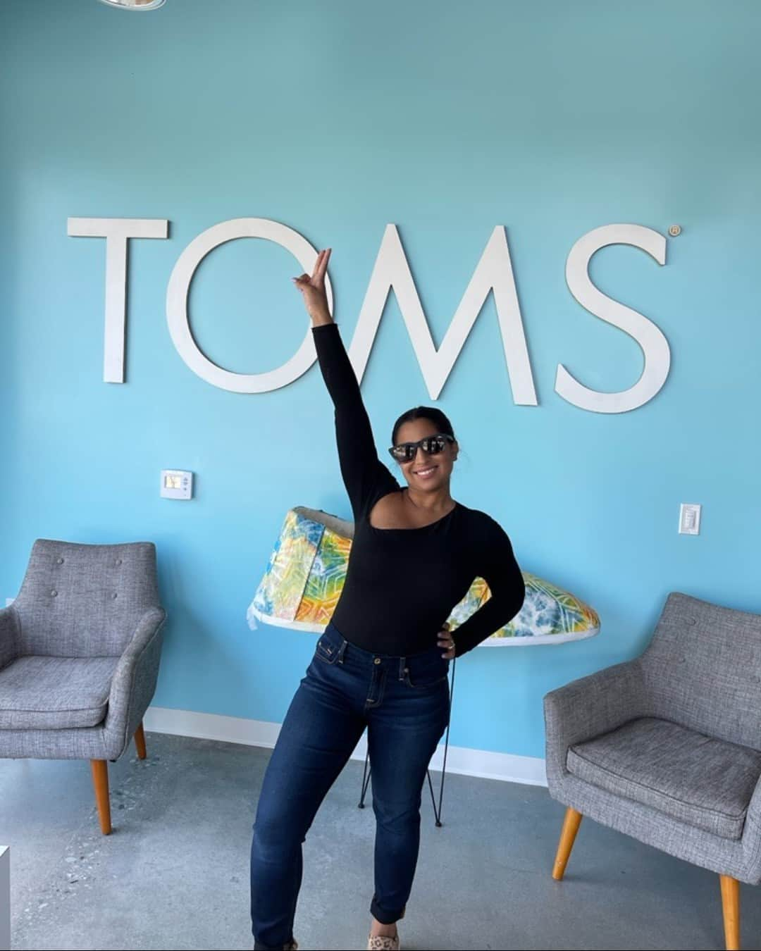 トムズシューズのインスタグラム：「TOMS Sunnies @ TOMS HQ 👌 🤩  We've got more frames to go with your fits on our website! Link in bio ⬆️   Wear TOMS. WEAR GOOD.」