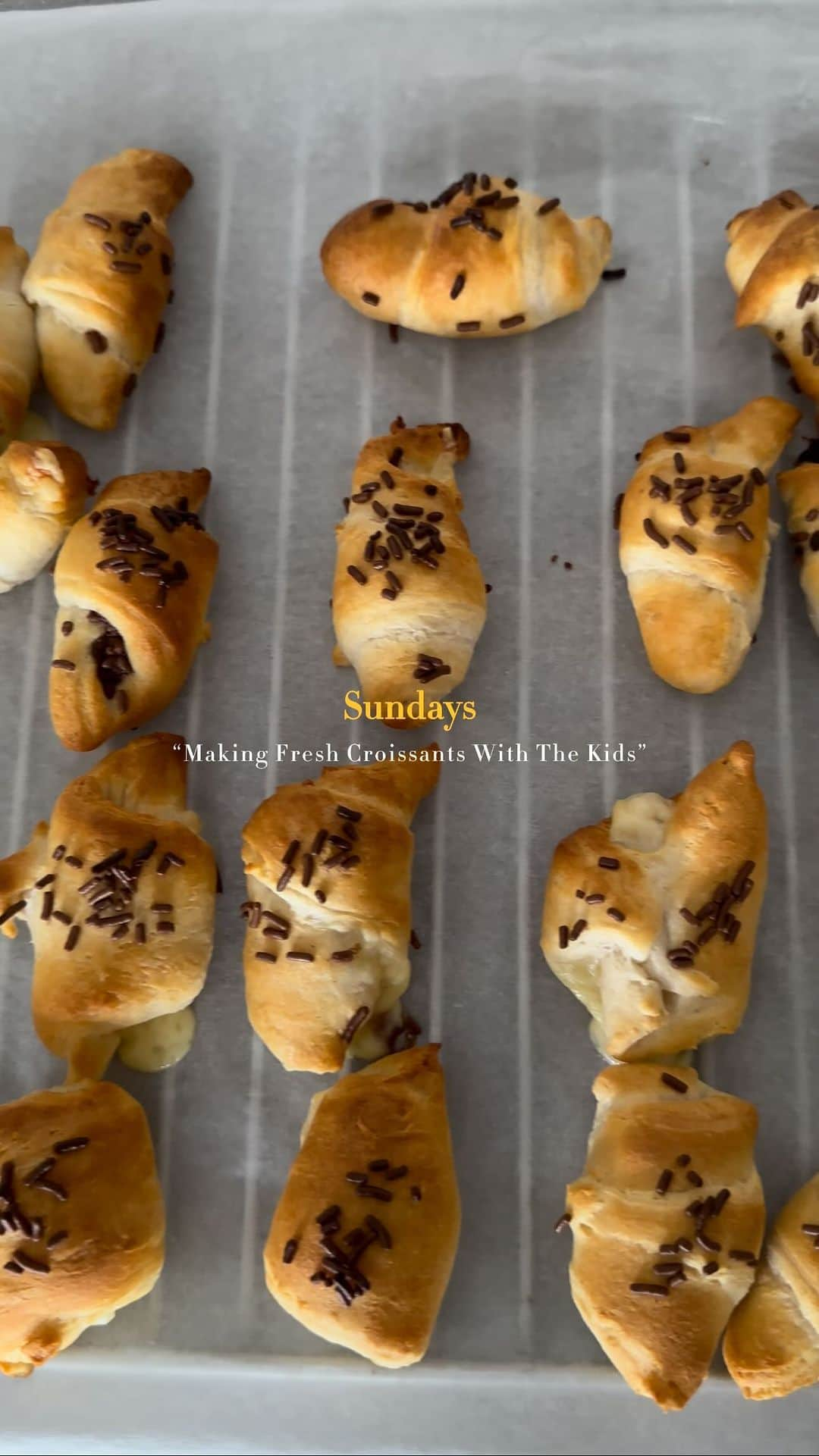 グレゴリー・ファン・デル・ヴィールのインスタグラム：「Lovely Sunday with the kids making fresh croissants with of course a little chocolate on it 🥐🥐 #Sundays #dayinthelife   How did they do? 😄」