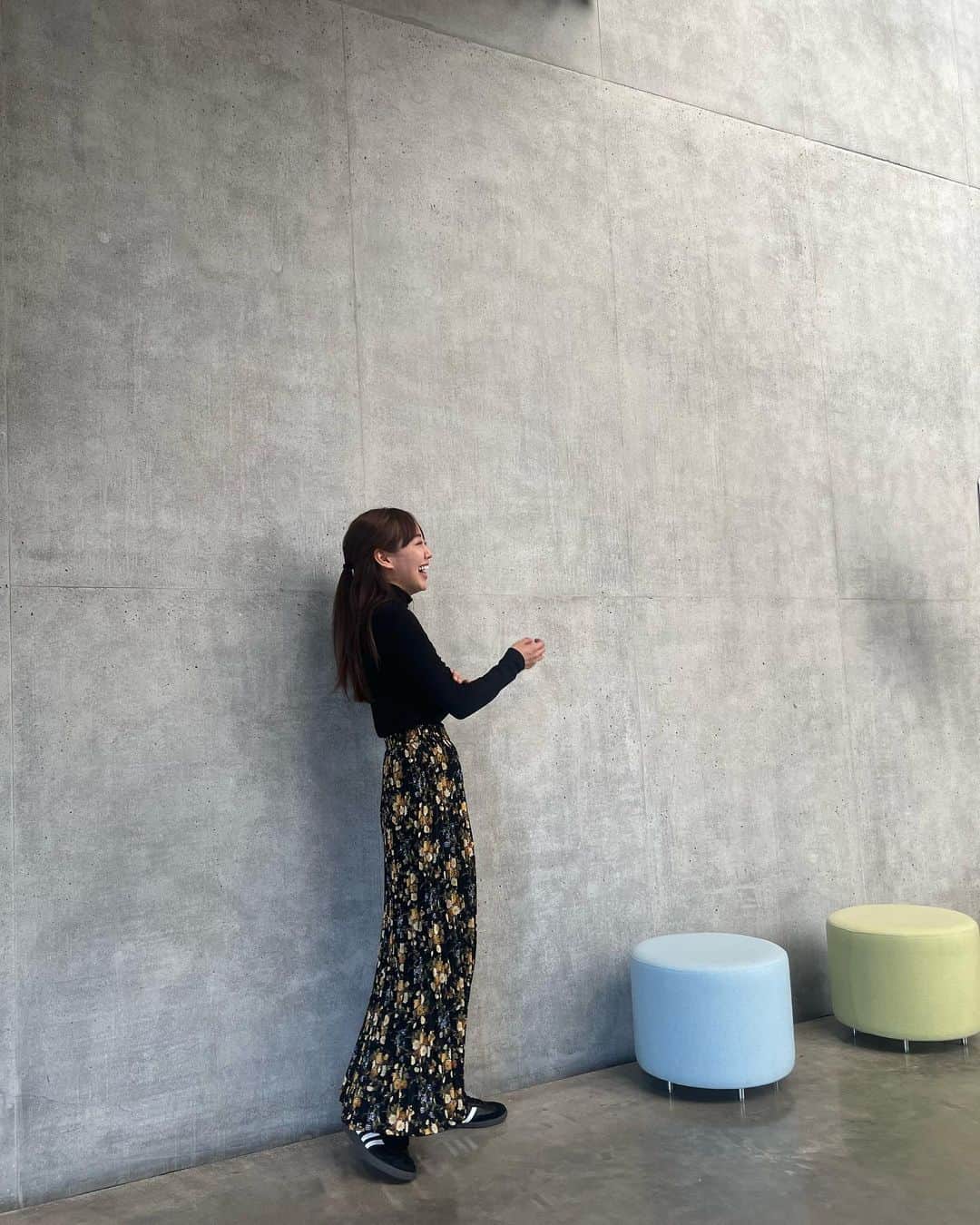 宮﨑香蓮さんのインスタグラム写真 - (宮﨑香蓮Instagram)「よね子さんにいただいたスカート💐 かわいいいい！短くしても長くしても！鶴岡公演のときに愛ちゃん @nakazima2019 に撮ってもらいました📷 #adidassamba」4月24日 0時17分 - karen_miyazaki_official