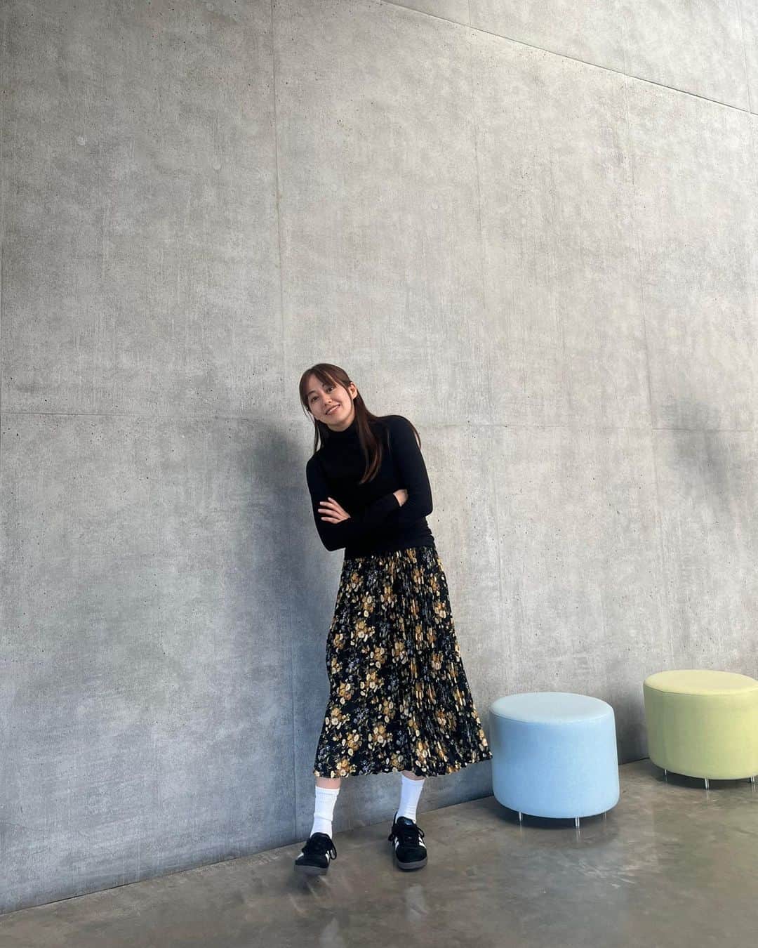 宮﨑香蓮のインスタグラム：「よね子さんにいただいたスカート💐 かわいいいい！短くしても長くしても！鶴岡公演のときに愛ちゃん @nakazima2019 に撮ってもらいました📷 #adidassamba」