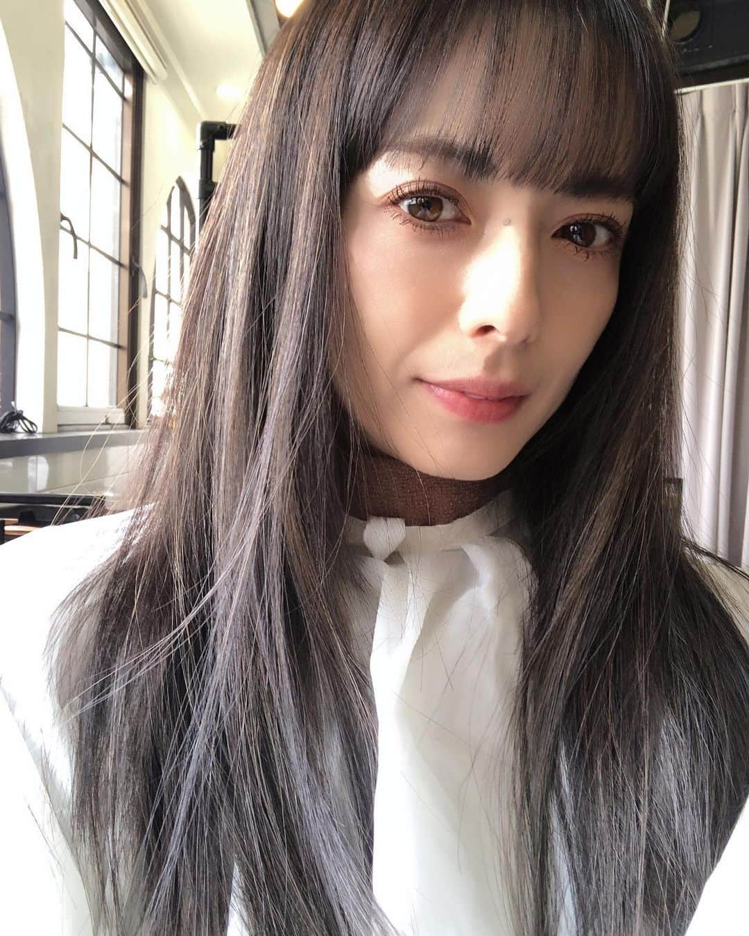 YUUKIさんのインスタグラム写真 - (YUUKIInstagram)「💇‍♀️ New hair!!! ホントに✨たくさんのメッセージ ありがとうございます♪  暗めのカラーに見えますが 実は…ハイライトがバランス良く入れられていて アッシュグレーと絶妙に計算されているんです😉✌️  今回もお世話になったのは @lyon_hair 🌈 いつも感覚だけでイメージを伝えて それをカタチにしてくれるひろし君✨ @hiroshitakatoku  ありがとうございます😉✨  #hair #hairstyles #haircolor #tokyo #fashionstyle #hairmake #photooftheday #photography #longhair #ヘアカラー #ヘアスタイル #神宮前サロン #東京サロン #前髪 #アッシュグレー #ハイライトグラデーション」4月24日 0時17分 - yuuki_._official