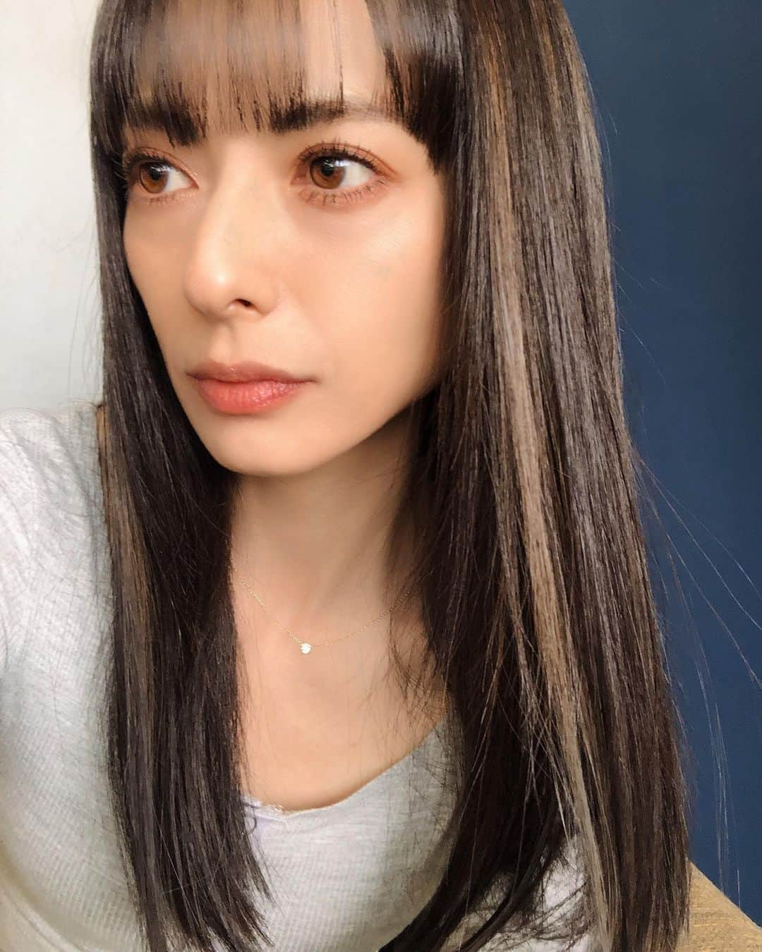 YUUKIさんのインスタグラム写真 - (YUUKIInstagram)「💇‍♀️ New hair!!! ホントに✨たくさんのメッセージ ありがとうございます♪  暗めのカラーに見えますが 実は…ハイライトがバランス良く入れられていて アッシュグレーと絶妙に計算されているんです😉✌️  今回もお世話になったのは @lyon_hair 🌈 いつも感覚だけでイメージを伝えて それをカタチにしてくれるひろし君✨ @hiroshitakatoku  ありがとうございます😉✨  #hair #hairstyles #haircolor #tokyo #fashionstyle #hairmake #photooftheday #photography #longhair #ヘアカラー #ヘアスタイル #神宮前サロン #東京サロン #前髪 #アッシュグレー #ハイライトグラデーション」4月24日 0時17分 - yuuki_._official