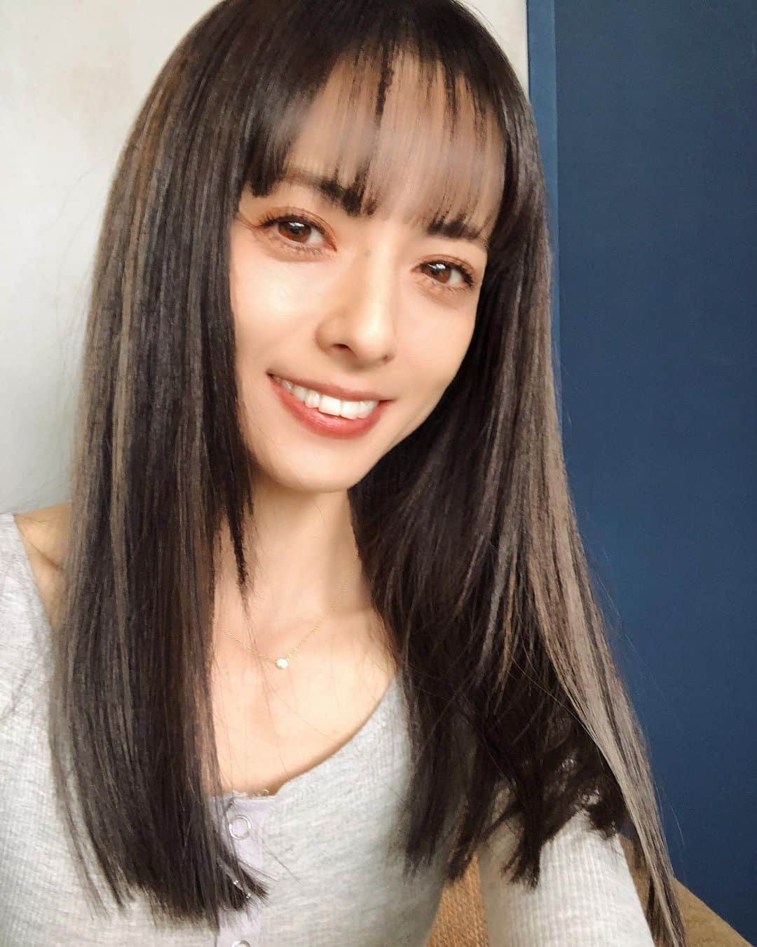 YUUKIさんのインスタグラム写真 - (YUUKIInstagram)「💇‍♀️ New hair!!! ホントに✨たくさんのメッセージ ありがとうございます♪  暗めのカラーに見えますが 実は…ハイライトがバランス良く入れられていて アッシュグレーと絶妙に計算されているんです😉✌️  今回もお世話になったのは @lyon_hair 🌈 いつも感覚だけでイメージを伝えて それをカタチにしてくれるひろし君✨ @hiroshitakatoku  ありがとうございます😉✨  #hair #hairstyles #haircolor #tokyo #fashionstyle #hairmake #photooftheday #photography #longhair #ヘアカラー #ヘアスタイル #神宮前サロン #東京サロン #前髪 #アッシュグレー #ハイライトグラデーション」4月24日 0時17分 - yuuki_._official