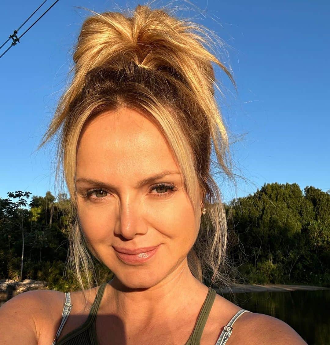 Eliana Michaelichin Bezerraのインスタグラム：「A natureza me faz tão bem. Fico em paz. Amo recarregar as energias em harmonia com ela🙏🏻  Aproveitando, vem que hoje tem @programaeliana, às 15h, no @sbt.   #domingo #programaeliana #obrigadadeus」