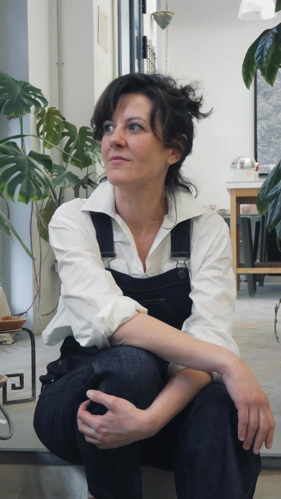 のインスタグラム：「RENCONTRE avec Caroline Esteban, Céramiste.  « L’inspiration jaillit à tous moments, j’esquisse alors souvent des petits croquis dans un cahier que j’ai même sur ma table de chevet. Ensuite, très rapidement, j’ai besoin de me lancer, de passer à la réalisation.   Je réalise ensuite les pièces sur le tour de potier où en modelage, les pièces vont ensuite prendre le temps de sécher. Il y a une étape de décor et d’émaillage qui s’en suit, toute cette période de création est ponctuée de temps de cuisson, qui sont des moments d’excitation et d’appréhension à la fois, tant l’ouverture d’un four peut receler des surprises.   J’ai la chance de produire dans un atelier à Paris qui m’accueille en résidence et le partage avec les autres céramistes est extrêmement stimulant.  La collaboration avec Bensimon, c’est l’histoire d’une belle rencontre, une rencontre avec une marque dont l’histoire fait echo à la mienne. »  #Bensimon #Bensimonloves #theartof #ceramique #ceramisteparis #rencontreavec #artistedumois」