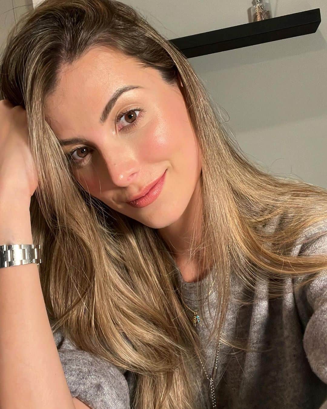 ステファニア・フェルナンデスのインスタグラム：「Mis días de oficina y de empresaria que casi no hago pública, pero que me apasiona 💜  Desde que inicié con mi marca @ammaterreskin desde el 2017 ha sido un camino largo. De altas y bajas, de aciertos y desafíos como todo negocio que decides hacer desde tu visión y compromiso.   Soy fiel creyente que toda idea es increíble, que la competencia también es buena de hecho MUY buena y que nada debe frenarte o desmotivarte por el contrario todo absolutamente debe ser motivo para mejorar y seguir 🌟  Para ti emprendedor/ empresario. Sigue con pasión, visión y dedicación 🤗🌟」
