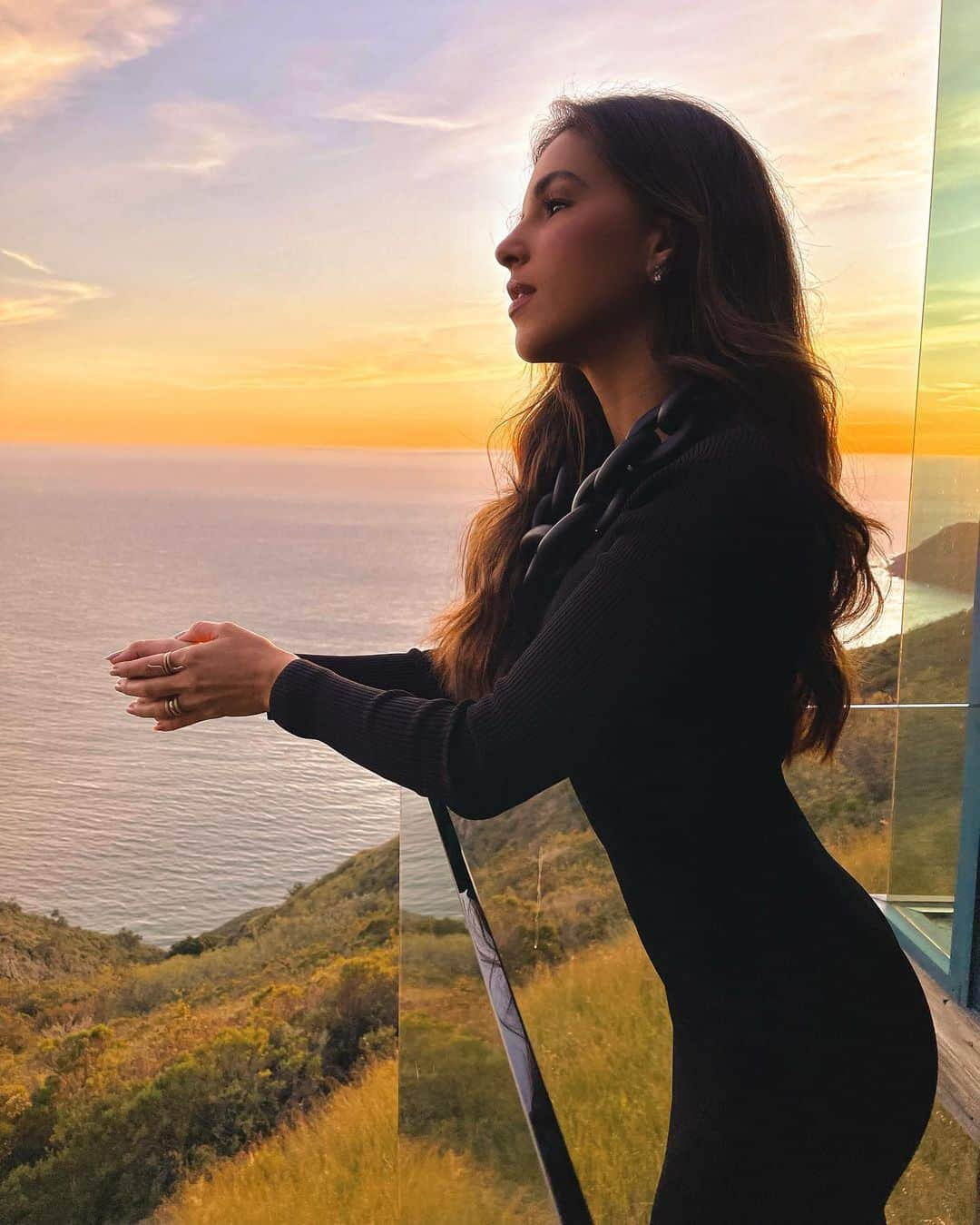 Mariana Riosのインスタグラム：「A vida é como o fogo. Sem o preparo, o oxigênio e o manuseio da lenha, a chama se apaga. O luz se esvai. A beleza é perdida em meio a fumaça de onde nada mais se pode fazer ou trazer. Deixe que queime, porém observe. Esteja atento a dança do abrasamento. Não se distraia. A linha que inflama, aguça, aviva é tênue. Num piscar, ela se aniquila.  Mariana Rios」