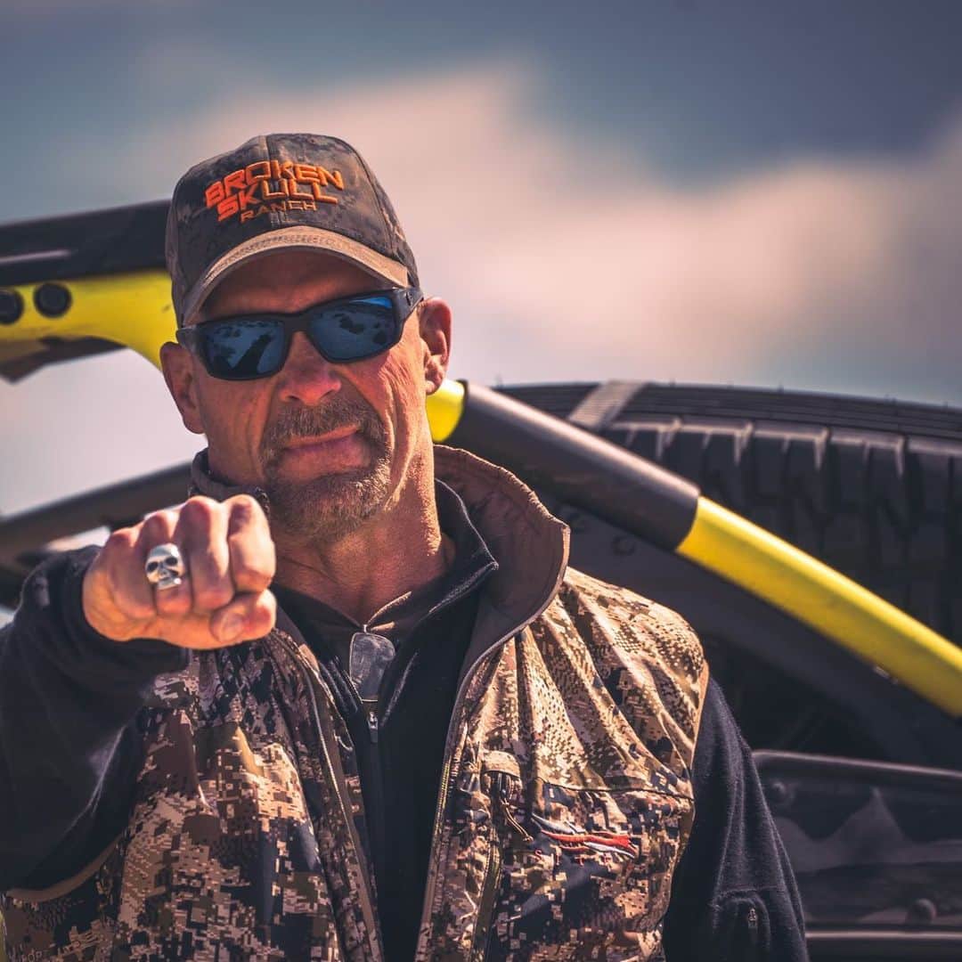 ストーン・コールド・スティーブ・オースチンのインスタグラム：「Time in the desert yesterday w  Ol Yella.  Photo: @jwaldaias  #kawasaki #krx1000  PS. I have been wearing these rings for 20+ years. They are made by @silverlustjewelry  I recently lost mine while filming Stone Cold Takes on America. Lots of memories with that ring. Ordered a new one from Herschel @silverlustjewelry. Yes, I pay for them.. This is the Brotherhood of the Skull ring.  Yes, there is a Sisterhood of the Skull ring.. SCTOA starts next Sunday April 30 on @aetv on @wwe #superstarsunday」