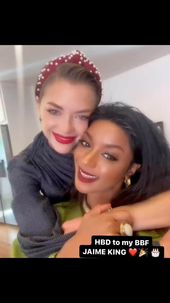 ジェイミー・キングのインスタグラム：「HAPPY BIRTHDAY TO MY BBF @jaime_king   Today is Jaime King’s birthday, who also happens to be my neighbor and BFF. She’s more than just a friend; she’s family to me. We first met at her private birthday party held in her Beverly Hills home. Our sleepovers at each other’s places are the most happening and loudest ones in Beverly Hills. Interestingly, since then, Jaime’s favorite fashion brand is Jovana Louis. A friend who isn’t comfortable talking about everything, supporting you through thick and thin, and lending an ear whenever you need one isn’t a true friend. Jaime, I want to thank you for being that kind of friend to me. Happy Birthday my love 💃🏽🎉❤️  #jaimeking」