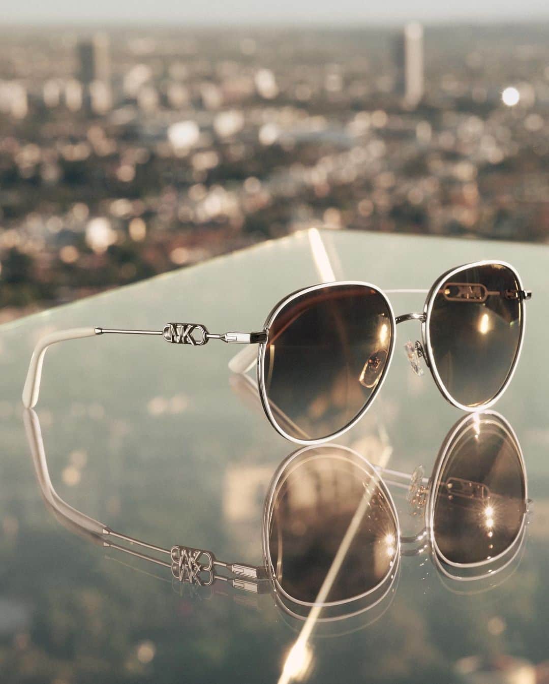のインスタグラム：「Set your sights on the Empire aviator sunglasses. #MichaelKors  Photographed by @MaximePoiblanc」