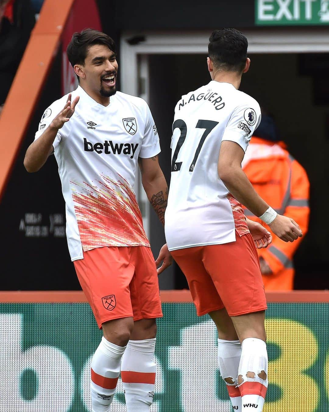 ウェストハム・ユナイテッドFCさんのインスタグラム写真 - (ウェストハム・ユナイテッドFCInstagram)「Another goal for Lucas and another dance to celebrate! 😍」4月24日 0時29分 - westham