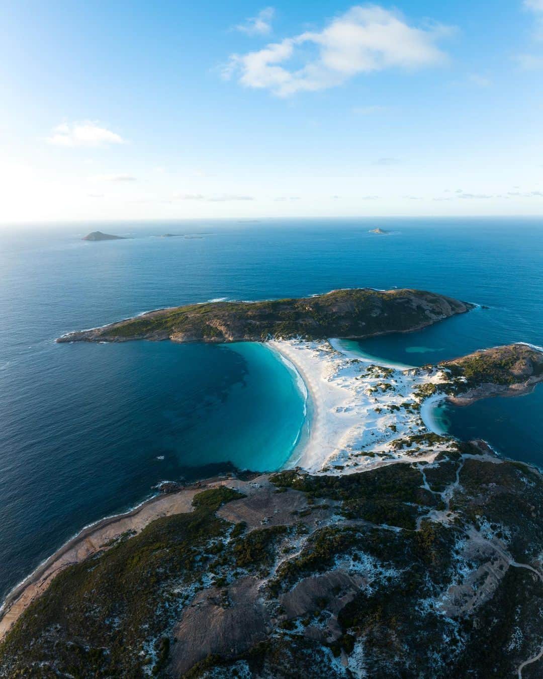 Coronaさんのインスタグラム写真 - (CoronaInstagram)「Walk through the paradise of Esperance and feel the energy of joy. ⁣ ⁣ Explore the iconic Australian beaches like Cape Le Grand Beach or Lucky Bay. If the golden beaches aren’t enough, then discover the happiness at Rotary Lookout or Cape Arid National Park. ⁣ ⁣ Adventure and relaxation are ready to meet you in Esperance. All you need to do is greet it with your arms wide open.⁣ ⁣ #ThisIsLiving⁣ ⁣ 📸: @jaxon_roberts⁣ ⁣ #Esperance #Australia」4月24日 0時30分 - corona