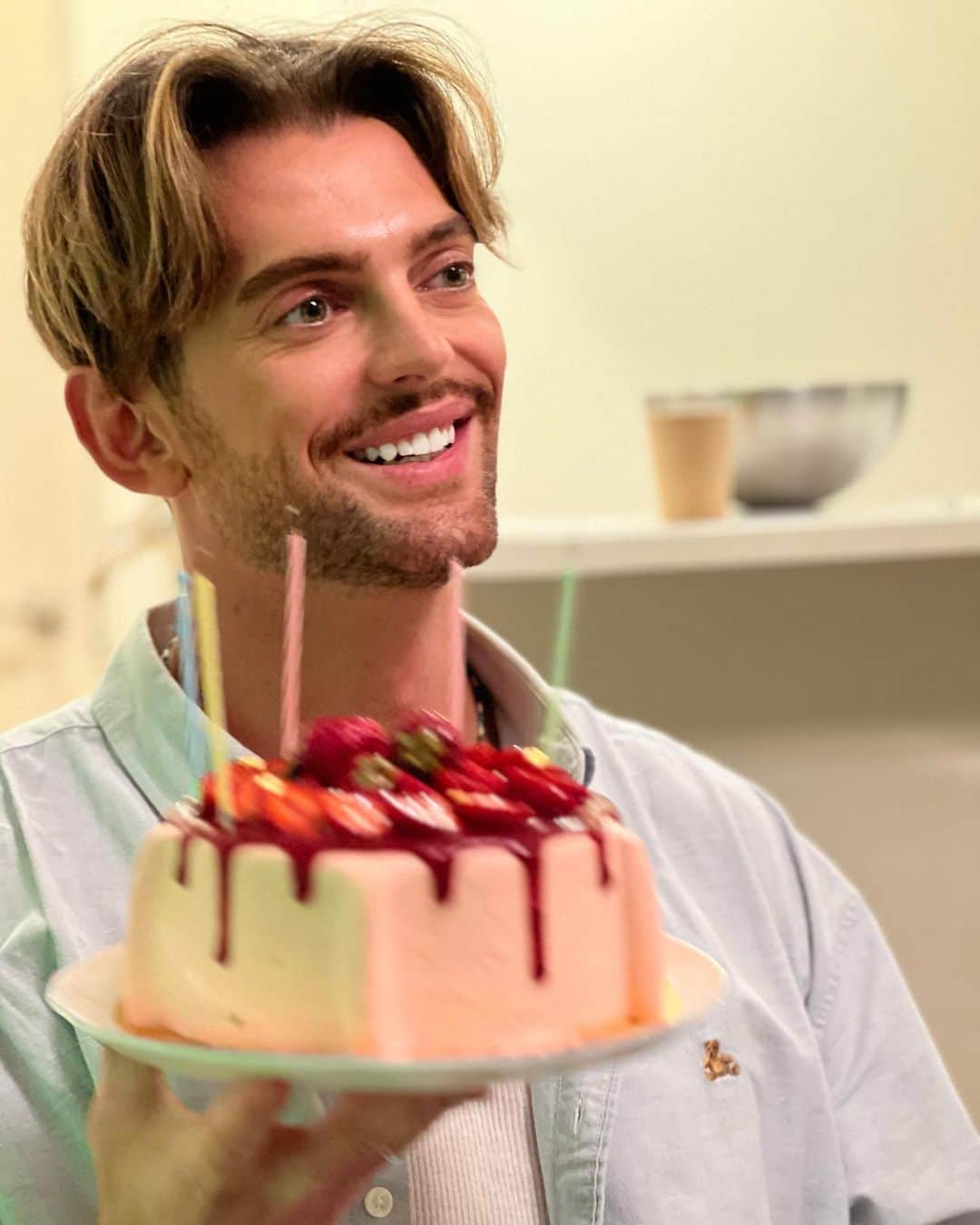 ベンジャミンのインスタグラム：「Birthday-d out ✌🏼🎈 33歳のテーマカラーは挑戦の意味を持つ赤色かな🙇🏻‍♂️」