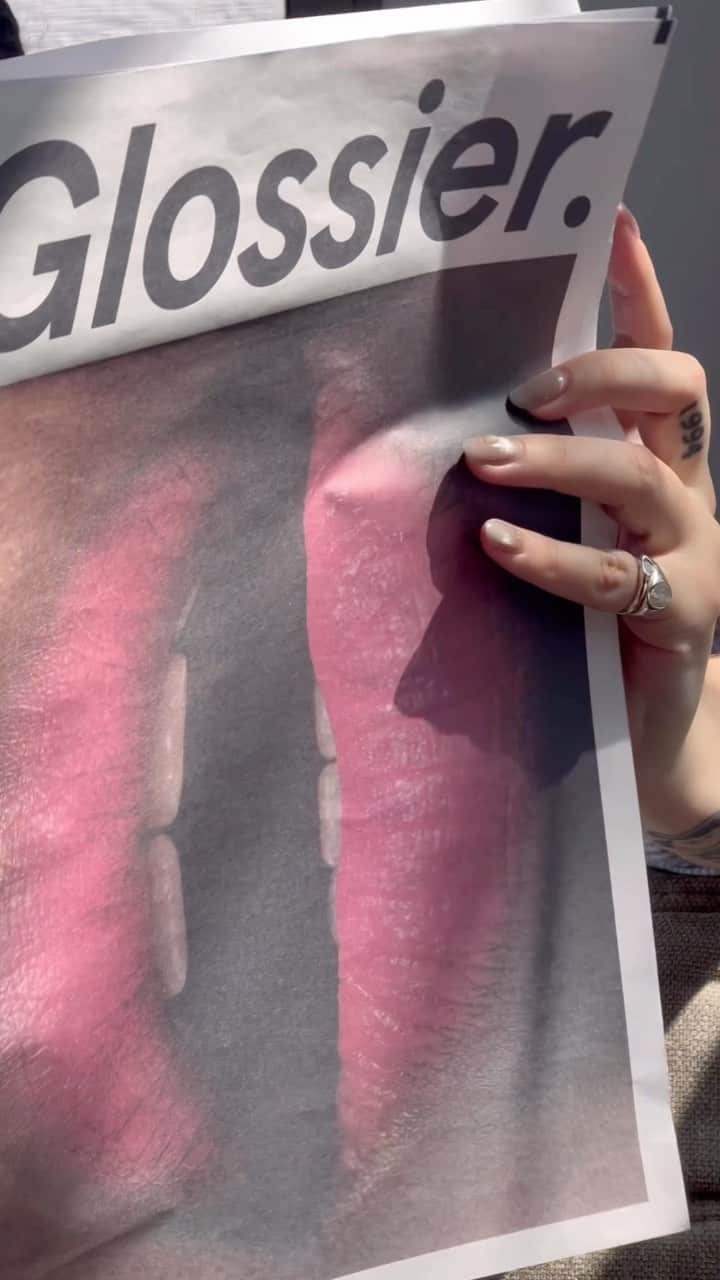 Glossierのインスタグラム：「Did you get your Sunday paper yet? 🗞️ Soon you can catch up on all things G Suit when papers roll out Tuesday, April 25th (while supplies last) at your nearest Glossier Store!⁣ ⁣⁣ Pick up your copy at: ⁣⁣ Glossier NYC at 72 Spring Street⁣⁣ Glossier Atlanta at 675 Ponce de Leon Avenue NE⁣⁣ Glossier Boston at 120 Newbury Street⁣⁣ Glossier Brooklyn at 77 N. 6th Street⁣⁣ Glossier Chicago at 932 N. Rush Street⁣⁣ Glossier D.C. at 3065 M Street NW⁣⁣ Glossier London at 43 King Street⁣⁣ Glossier LA at 8523 Melrose Avenue⁣⁣ Glossier Miami at 140 NE 39th Street, Palm Court (3rd Floor)⁣⁣ Glossier Philadelphia at 1716 Walnut Street⁣⁣ Glossier Seattle at 1514 10th Avenue⁣⁣ ⁣⁣ G Suit—our first opaque, demi-matte lip in 9 bold shades—will be available online and in Glossier stores this Tuesday too!! Last call to prep your lips…see you then 💋」