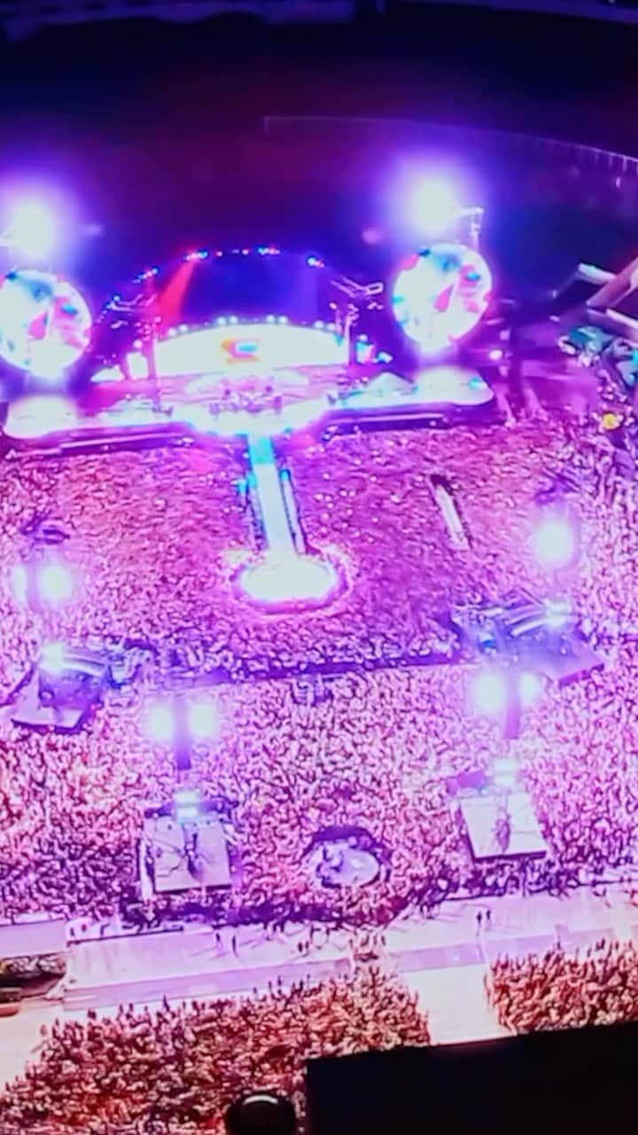 Coldplayのインスタグラム：「💫 Coldplay - Music Of The Spheres: Live at River Plate has its final worldwide cinema screening TODAY.   Here’s a clip of Viva La Vida from the new concert film.   Find your local screening / get tickets at coldplaycinema.live (link in bio).   #ColdplayRiverPlateFilm」
