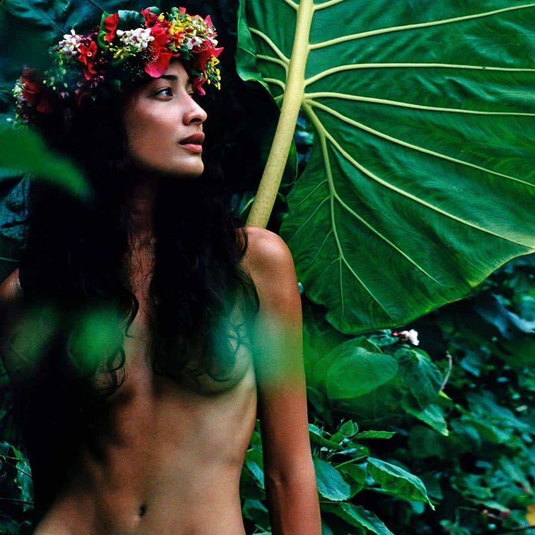 ナイジェル・バーカーのインスタグラム：「Earth Day is everyday… when I first met Crissy @chintwins we pretty much ran around naked or half naked whenever we could. In the woods, in the sea, on the beach, in the mountains, always surrounded by Mother Nature. Nothing is more grounding and pure than feeling the earth between your toes, the breeze in your hair and salty water on your skin. Things have changed, we have grown up, but we haven’t moved on. Everyday we need to make smart and important decisions on how we eat, dress and do, remembering that our planet is fragile and delicate despite her wrath and power. Happy Earthday Every Day xx」