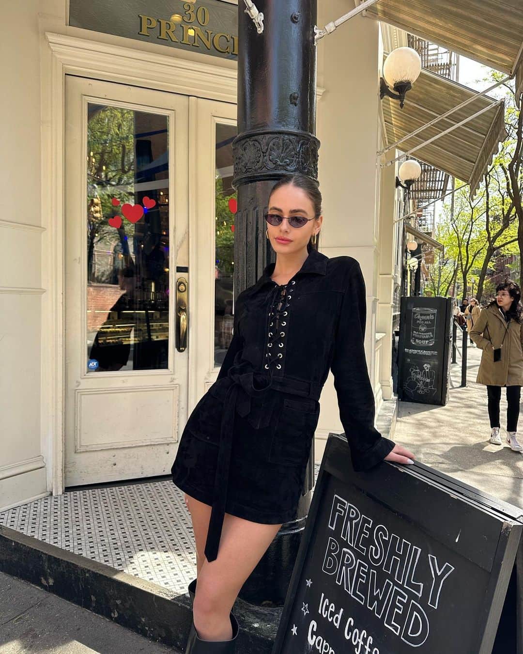 Yael Shelbiaのインスタグラム：「Don’t be so hard on yourself 🖤」