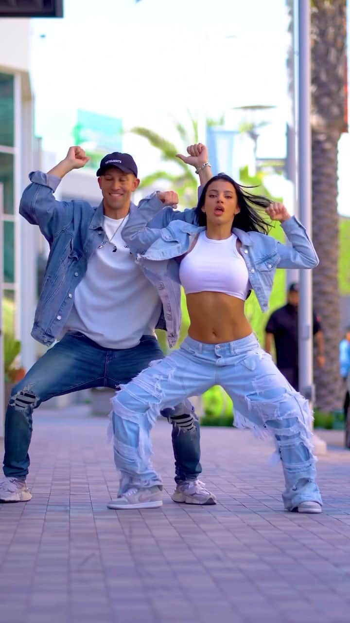 マット・ステファニーナのインスタグラム：「Had to switch it up 😅 @ivana.santacruz   Get tickets to the live dance class tour in my bio!!   NYC, DC, Chicago & Miami already announced!  Beginner & Advancred workshops in every city so all ages welcome 🫶  Or sign up for the online livestream class 🙌💙」