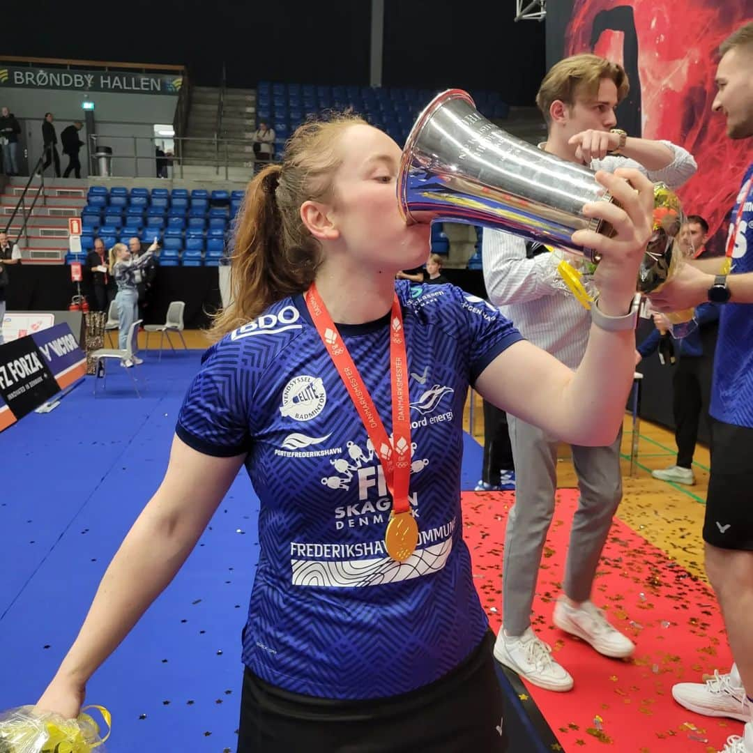 カースティ・ギルモアさんのインスタグラム写真 - (カースティ・ギルモアInstagram)「✨️Danish League WINNERS✨️🔥💃🏻🤩🥳 WHAT. A. TEAM 🔥🔥🔥 Back to back titles. Holy moly. Beyond proud of what we've achieved together this year. There's no team like VEB @vendsysselelitebadminton  I love this bunch of people. Okay. Bye. 🇩🇰🇩🇰」4月24日 0時55分 - kirstygilmourr