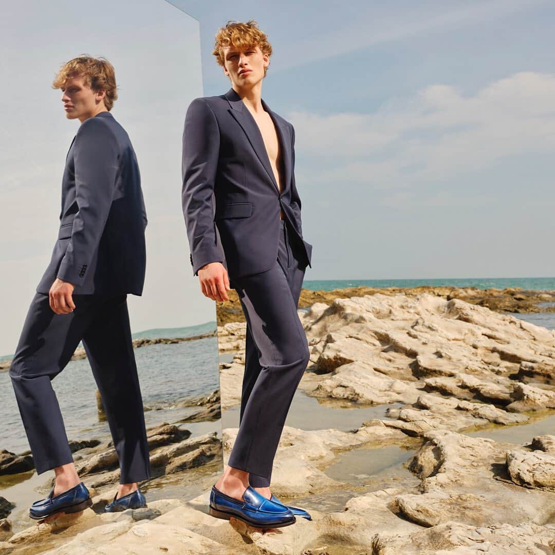 サントーニのインスタグラム：「Color meets elegance, bringing out the beauty of expertly crafted silhouettes and balanced proportions.   #Santoni #SantoniSS23」