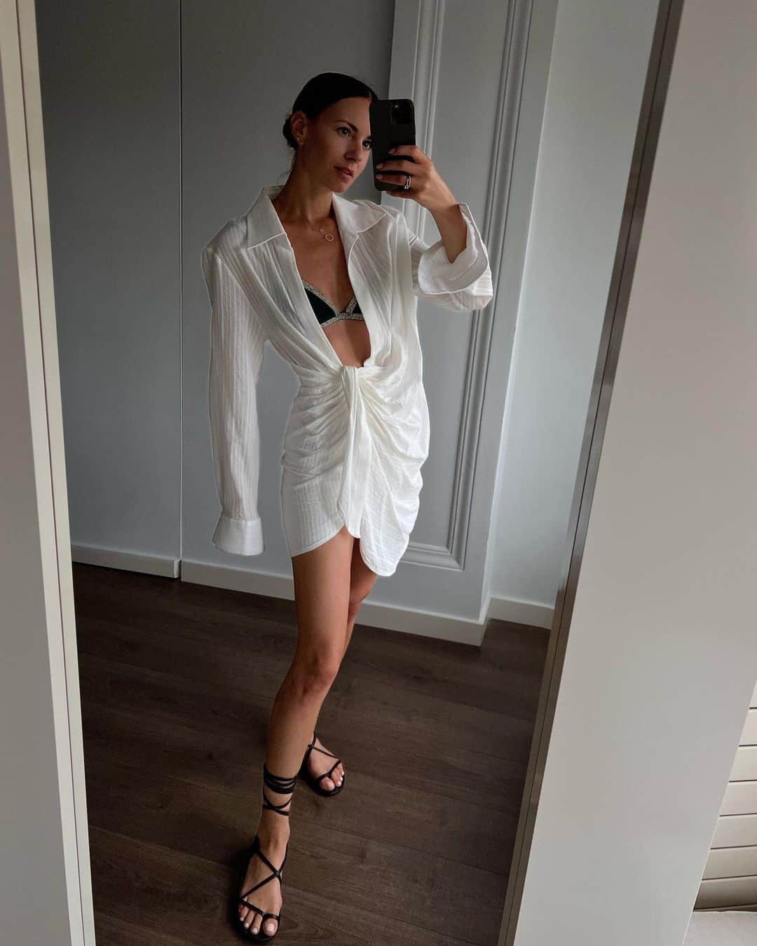 Zina Charkopliaのインスタグラム：「🤍 #daily #sunday #dailystyle #fashion #dress #jacquemus #sandals #bikini」