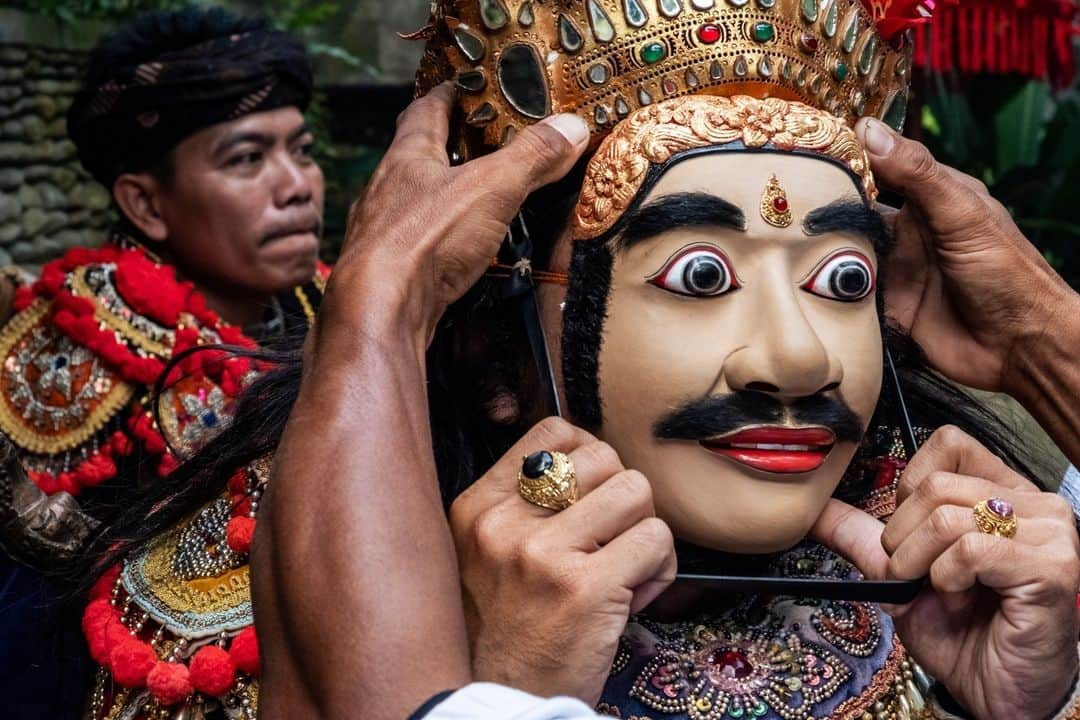 National Geographic Travelさんのインスタグラム写真 - (National Geographic TravelInstagram)「Photos by @francescolastrucci | The world of ancient arts in Bali is inextricably linked to mysticism, spirituality, and traditions. Ida Bagus Anom Suryawan is a sixth-generation mask artisan and dance drama performer who lives near Ubud in central Bali. I followed charming Suryawan throughout the whole process, from carving and painting a wooden mask in his house and workshop to a performance held during the new moon for a house blessing. The persistent scent of burning incense, the brightly colored flowers on the fountains, and the hypnotic rhythm of gamelan music made the experience highly evocative and mystical. Read the full story at the link in bio and follow me @francescolastrucci for more stories from around the world.」4月24日 1時01分 - natgeotravel