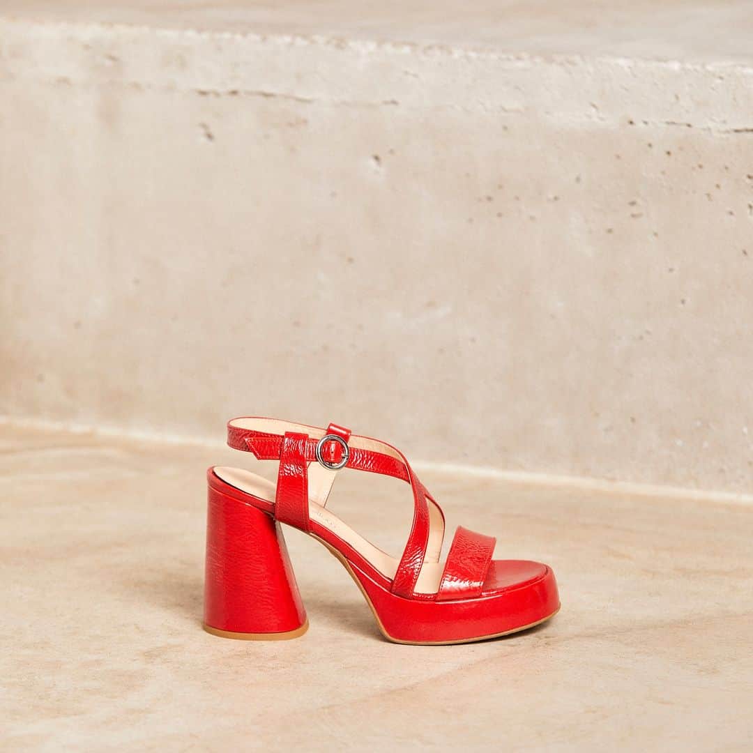 メローイエローパリのインスタグラム：「Tout feu, tout flamme ! Nos sandales Eve en version rouge, couleur de l'amour. Coïncidence ? Surement pas. On les aime à la folie ❤️‍🔥  📍 Fabrication en Italie  #mellowyellowparis #chaussures #sandales #shoes #chaussuresaddict」
