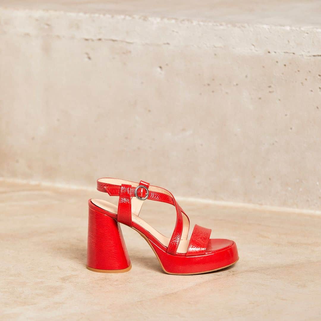 のインスタグラム：「Tout feu, tout flamme ! Nos sandales Eve en version rouge, couleur de l'amour. Coïncidence ? Surement pas. On les aime à la folie ❤️‍🔥  📍 Fabrication en Italie  #mellowyellowparis #chaussures #sandales #shoes #chaussuresaddict」