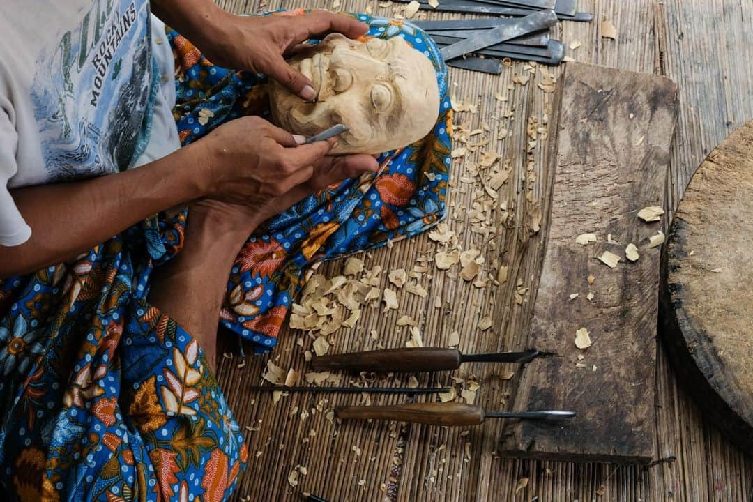 National Geographic Travelさんのインスタグラム写真 - (National Geographic TravelInstagram)「Photos by @francescolastrucci | The world of ancient arts in Bali is inextricably linked to mysticism, spirituality, and traditions. Ida Bagus Anom Suryawan is a sixth-generation mask artisan and dance drama performer who lives near Ubud in central Bali. I followed charming Suryawan throughout the whole process, from carving and painting a wooden mask in his house and workshop to a performance held during the new moon for a house blessing. The persistent scent of burning incense, the brightly colored flowers on the fountains, and the hypnotic rhythm of gamelan music made the experience highly evocative and mystical. Read the full story at the link in bio and follow me @francescolastrucci for more stories from around the world.」4月24日 1時01分 - natgeotravel