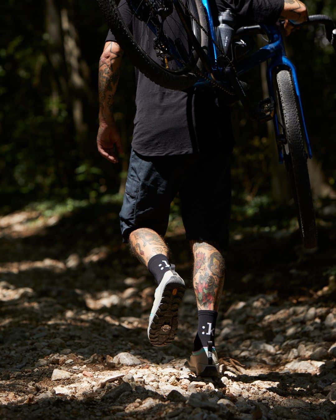 ビブラムさんのインスタグラム写真 - (ビブラムInstagram)「The #VibramXSTrek outsole, which provides grip and traction on multiple terrains, contributes to make the@fizikofficial Ergolace X2 a rugged, adaptable, lace-up mountain biking shoe that’s true to the roots of off-road riding: tackling every kind of terrain, happy going up and down hill, on and off the bike.  Perfect to cruise around Sardinia with the @roamer_rendezvous family.  Pic by @fizikofficial」4月24日 1時00分 - vibram