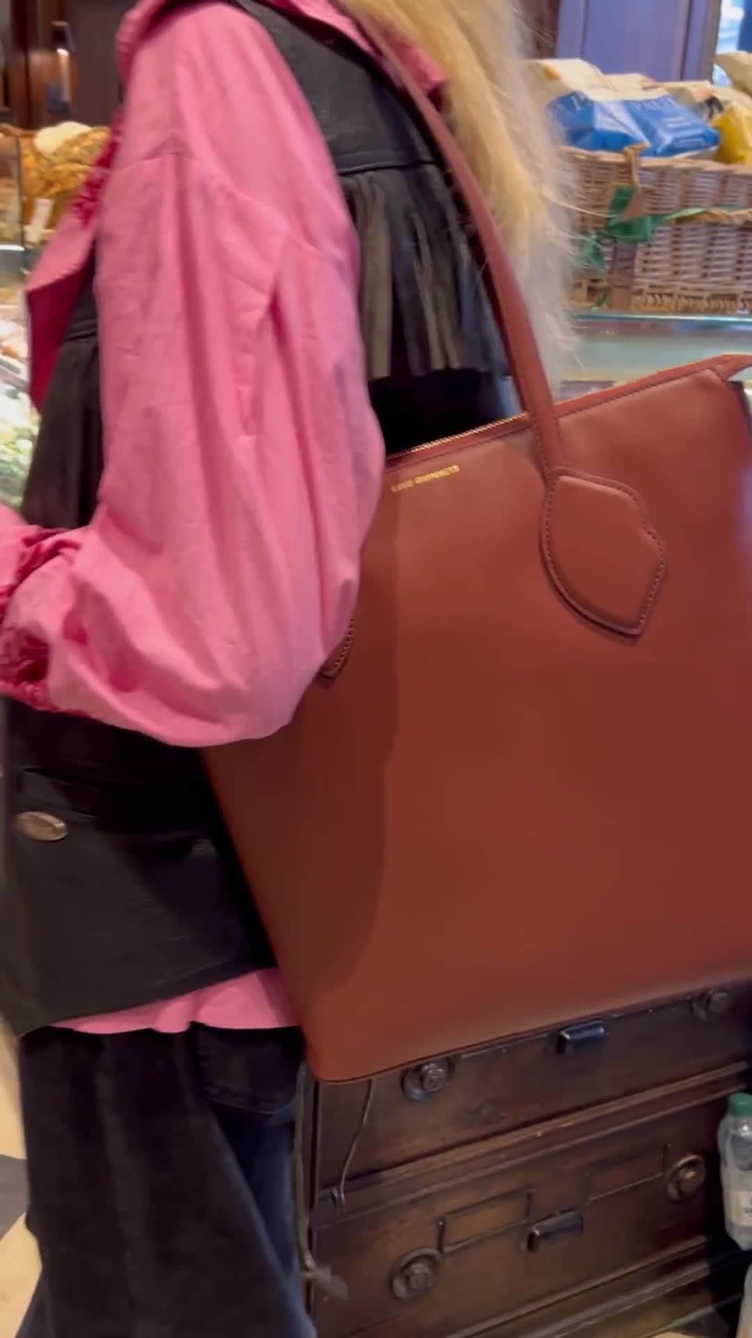 ルルギネスのインスタグラム：「Henna leather Ceri is your classic-chic work Tote with a playful Lulu twist thanks to the signature lip detailing.   Shop now via the link in bio.  #LuluGuinness」