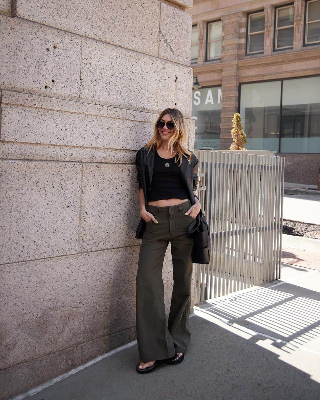 さんのインスタグラム写真 - (Instagram)「Laid-back weekend utility at it's finest. Shop the Paloma Utility Pant in Tea Leaf.」4月24日 1時02分 - citizensofhumanity