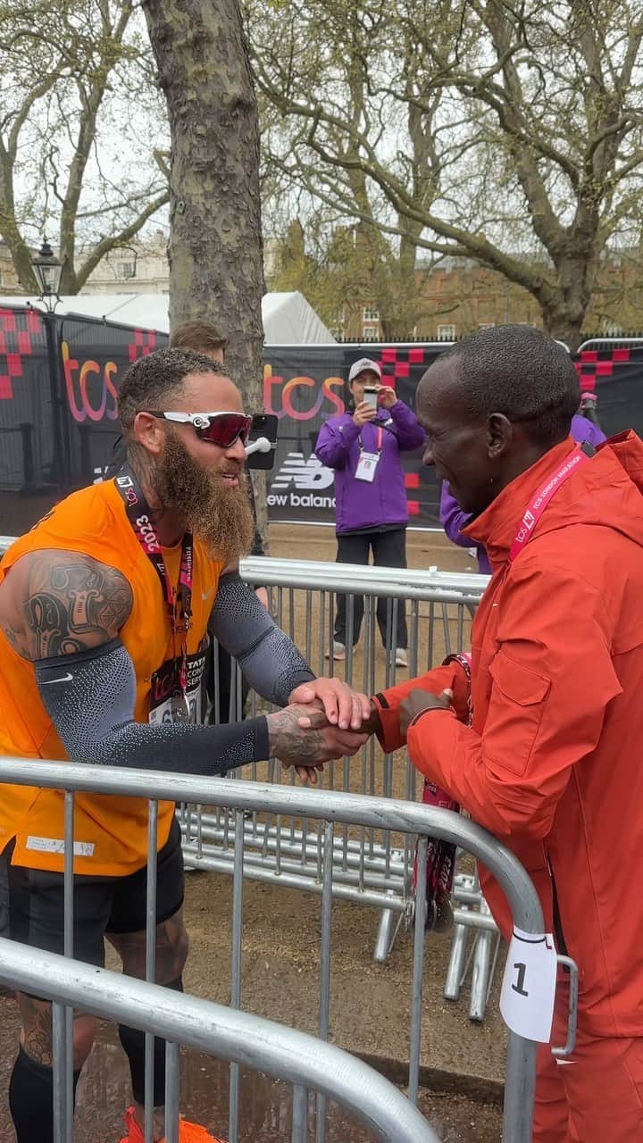 アシュリー・ケインのインスタグラム：「Personal best, torn glute and medal presentation by the world record holder and best to ever do it @kipchogeeliud 🏅  I ran a good time today despite being nearly 15 stone and only having 1 long run in training as a result of battling like an absolute Viking for my 1,000 mile kayak in July 😤  I can honestly say when my glute tore and my muscles cramped I looked upto the sky and asked Azaylia to get her daddy to the finish and that she did 👼🏼  It was emotional, very emotional. But through my tears I triumphed in the name of her. I have to thank her for that and the energy of the amazing supporters who pushed me through with nothing but love 🧡  @londonmarathon it was a pleasure 🤙🏾」