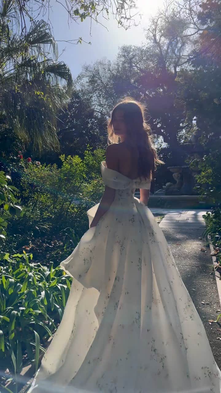 Monique Lhuillierのインスタグラム：「Love is in the air 🤍🌸 #moniquelhuillier #mlbride」