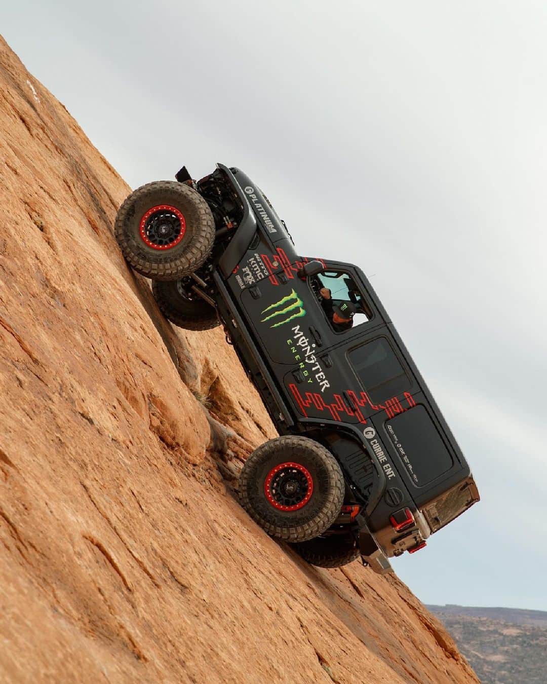 のインスタグラム：「Stuck in the Moab Desert with @CaseyCurrie 🤘   #MonsterEnergy #Offroad #Offroading #MoabDesert #Jeep」
