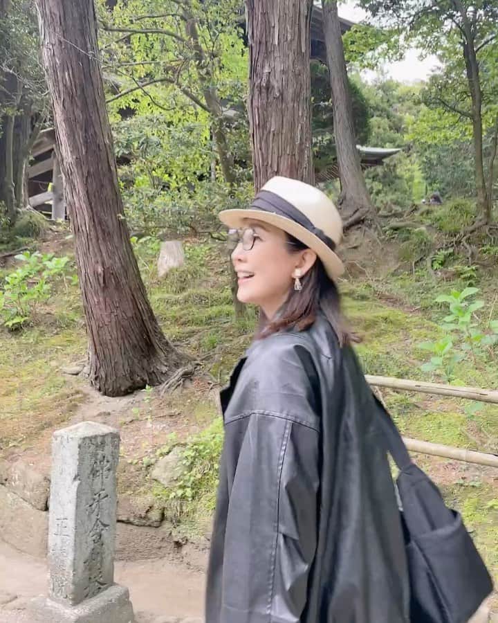 田中美里のインスタグラム：「久しぶりの円覚寺での書道のお稽古。友人の江藤あやちゃんも一緒に。  #中島瞻風先生 #書道 #北鎌倉 #円覚寺」